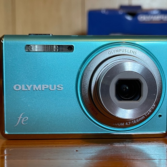 Olympus light blue FE-4030 complete with original box, all accessories - Picture 1 of 10